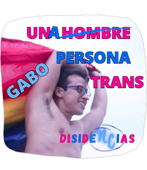 Gabriel Álvarez González portando bandera arcoiris. Va con el pecho descubierto y, con las manos sobre la cabeza, sujeta la bandera arcoiris, que cae a su espalda.